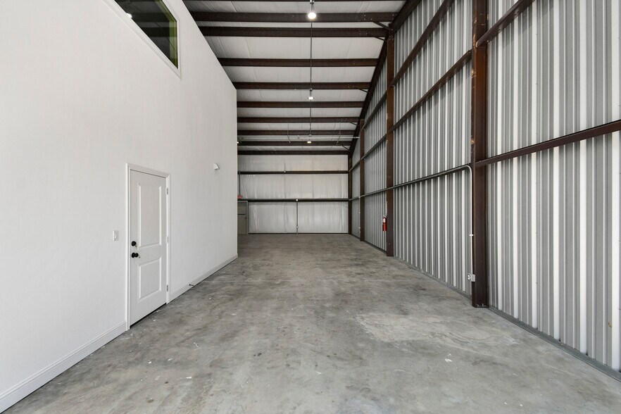 More Photos Of 31588 Industrial Park Dr, Pinehurst Flex For Lease