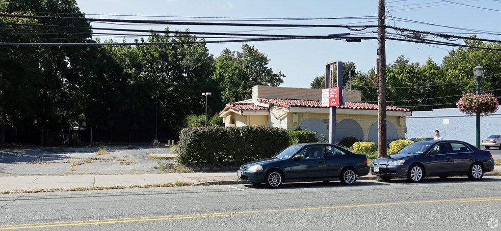 More Photos Of 336 Larkfield Rd, East Northport Freestanding For Sale