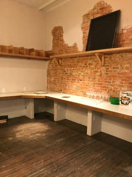 More Photos Of 910 -912 Military St, Port Huron General Retail For Sale