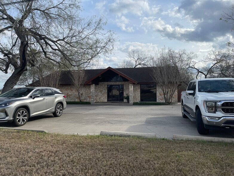 More Photos Of 325 General Cavazos Blvd, Kingsville Office For Sale