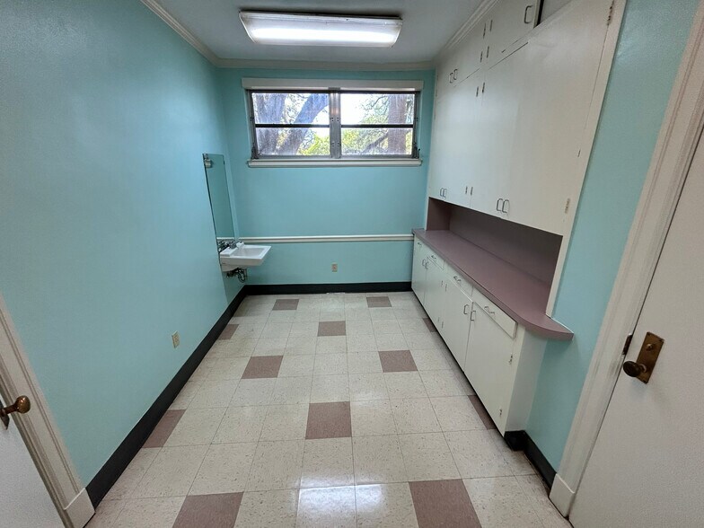 More Photos Of 1304 Government St, Mobile Veterinarian Kennel For Sale