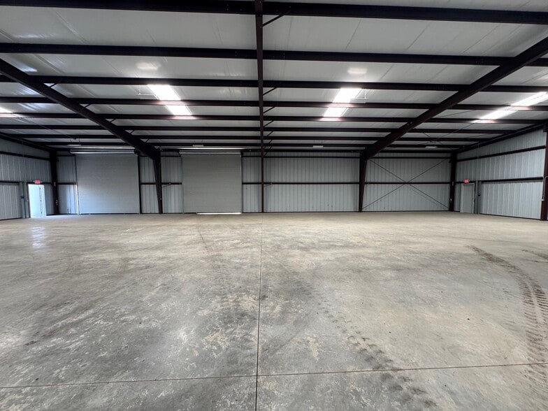 More Photos Of 11620 Old River Rd, Bakersfield Warehouse For Lease