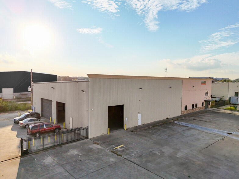 More Photos Of 11050 W Little York Rd, Houston Warehouse For Lease