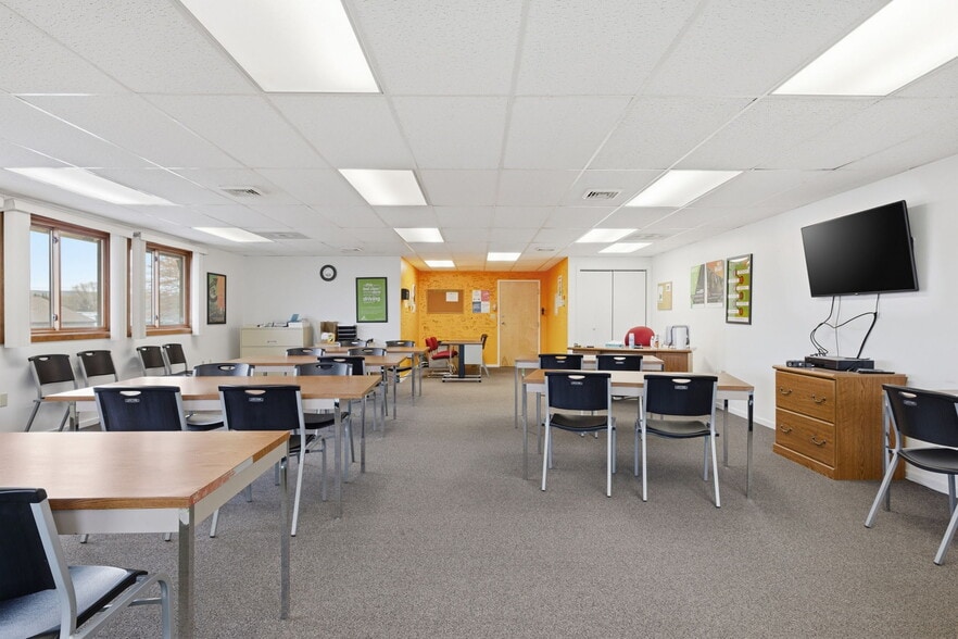 More Photos Of 160 Oak St, Glastonbury Office For Sale