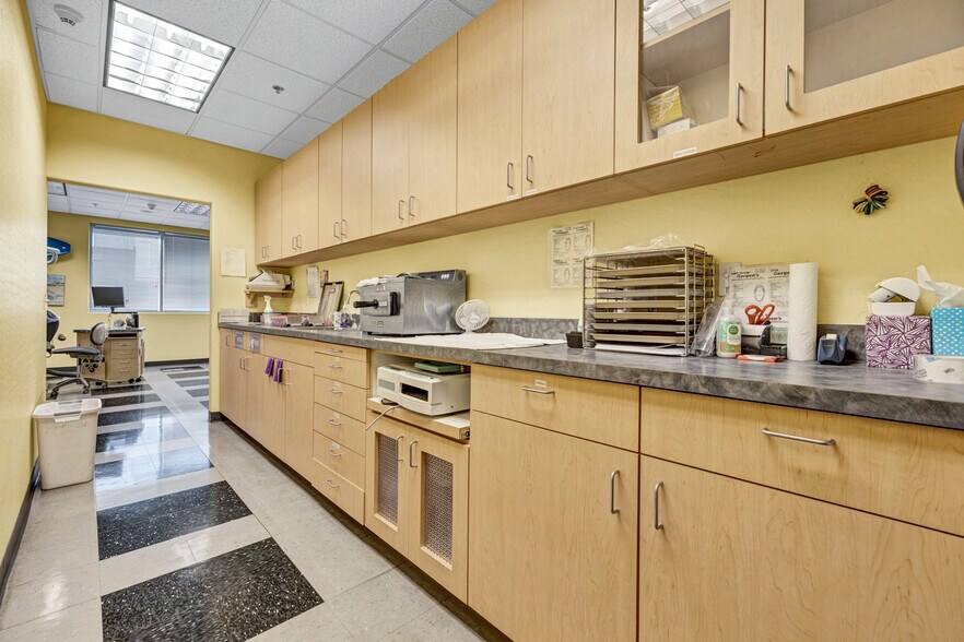 More Photos Of 15276 W Brookside Ln, Surprise Medical For Lease