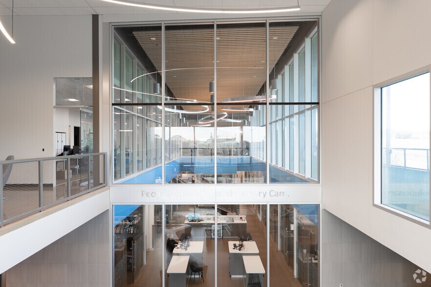 More Photos Of 4801 West Fwy, Fort Worth Veterinarian Kennel For Sale