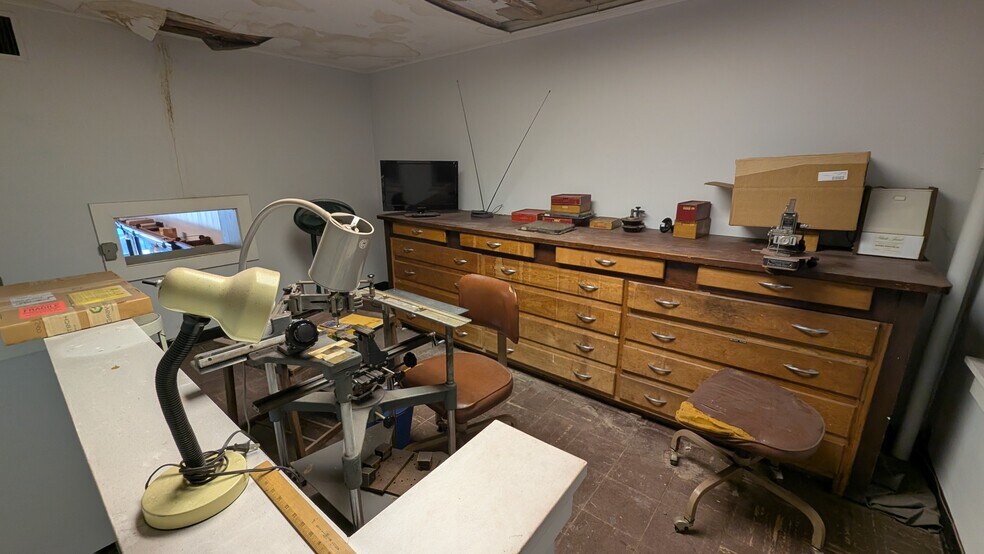 More Photos Of 107 Lincolnway East, Mishawaka Storefront For Sale