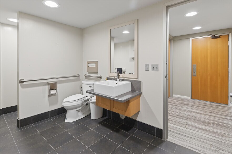 More Photos Of 4540 S Kelly Ave, Portland Office For Sale