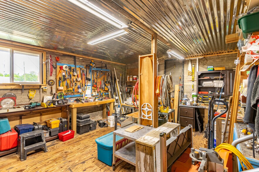 More Photos Of 189 E Greenville St, Alba Convenience Store For Sale