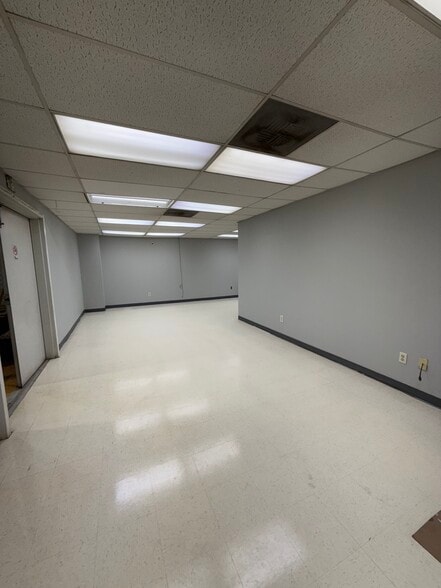 More Photos Of 527 NW County Rd, Hobbs Warehouse For Lease