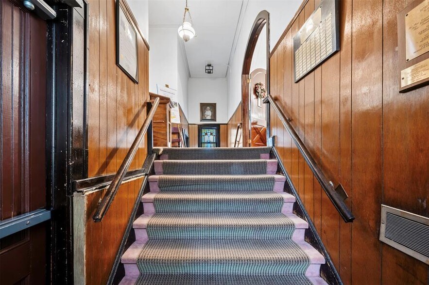 More Photos Of 289-291 Park Ave, Huntington Religious Facility For Lease