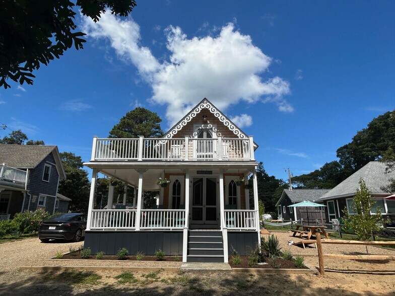 More Photos Of 9 Brunswick Ave, Vineyard Haven Specialty For Sale