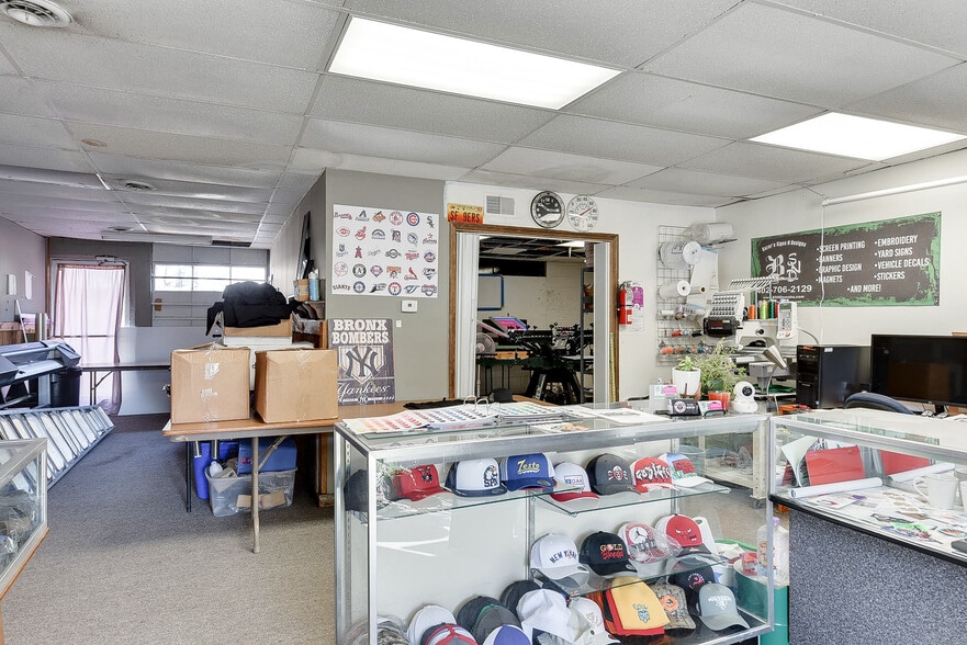 More Photos Of 8614-8616 N 30th St, Omaha Storefront For Sale