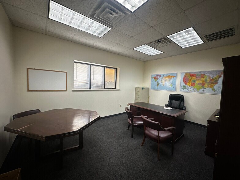 More Photos Of 302 Thunder Rd, Duenweg Warehouse For Lease