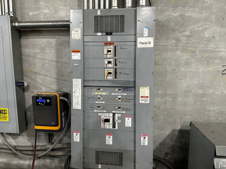 More Photos Of 3500 Flanders Dr, Ardmore Distribution For Lease