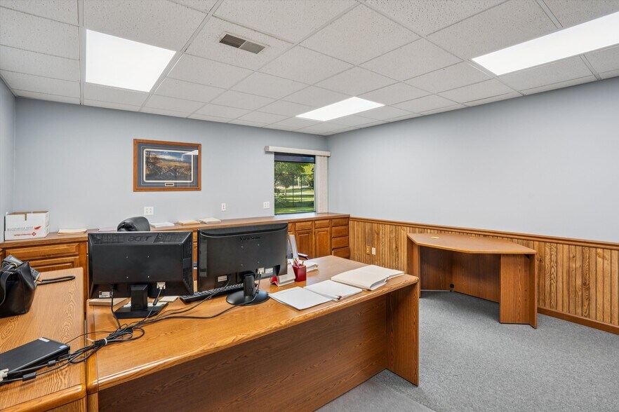 More Photos Of 2721 SW 30th St, Des Moines Office For Sale