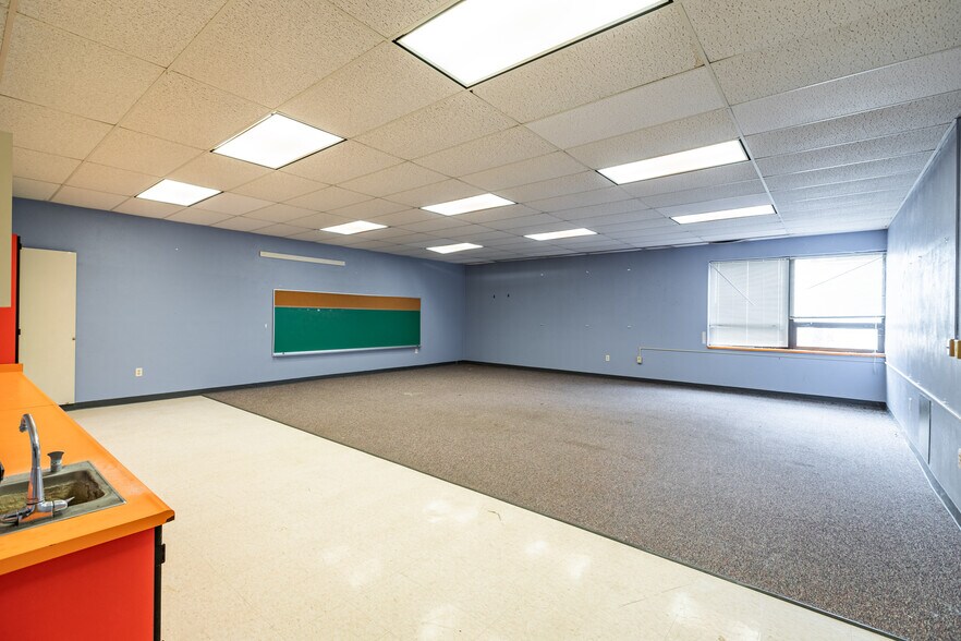 More Photos Of W7908 County Road Z, Onalaska Manufacturing For Sale