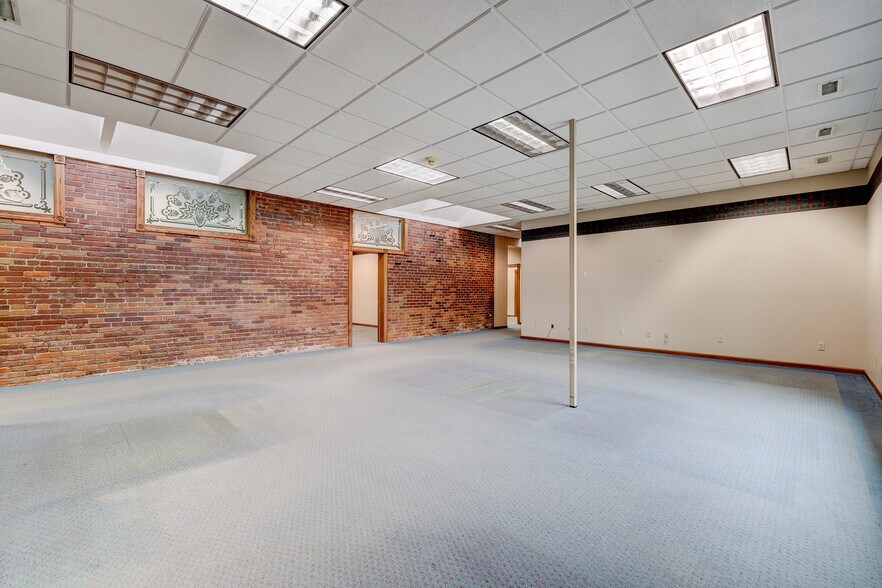 More Photos Of 309 South St, Pella Industrial For Sale