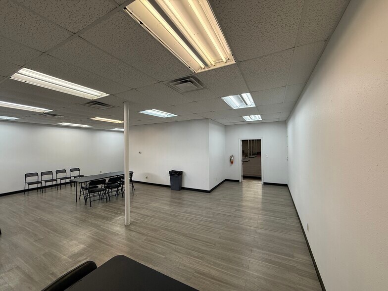 More Photos Of 109 Industrial Blvd, Austin Warehouse For Lease