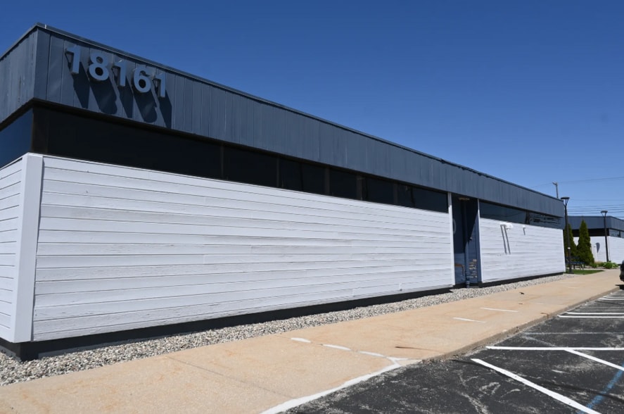 More Photos Of 18161 W 13 Mile Rd, Southfield Medical For Lease