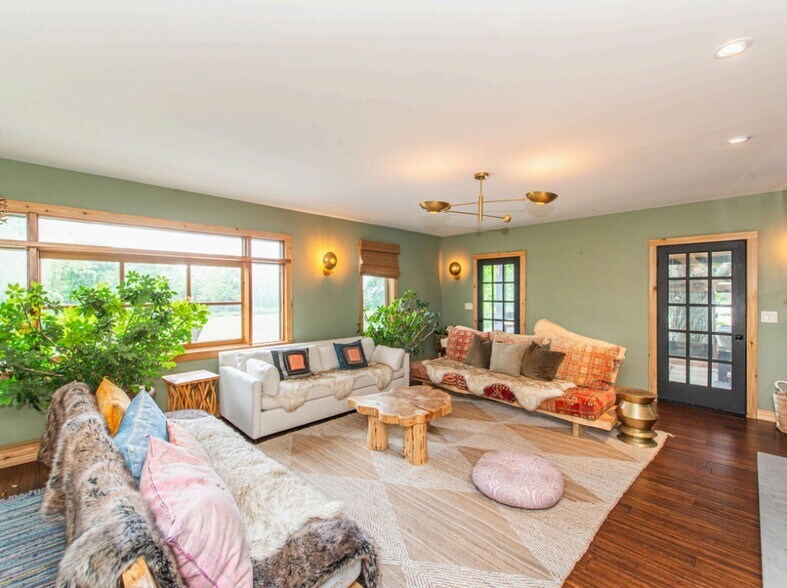 More Photos Of 62 Mount Pleasant Rd, Columbia Specialty For Sale