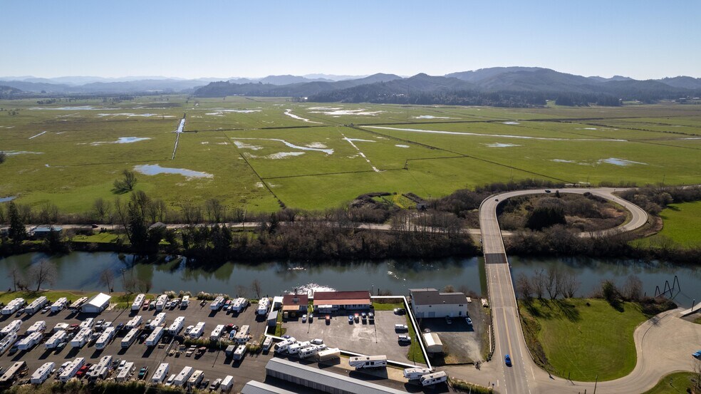 More Photos Of 751 Riverside Dr, Coquille Showroom For Sale