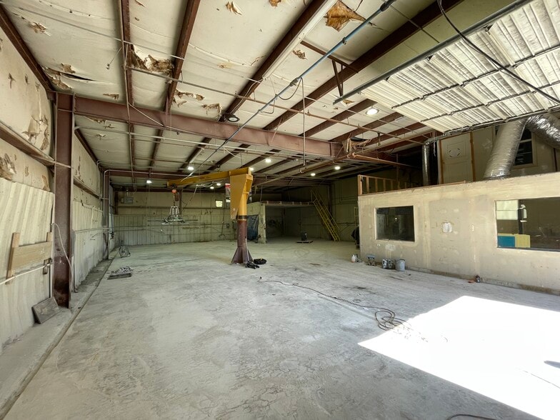 More Photos Of 170-226 W Smithfield St, Angier Flex For Lease