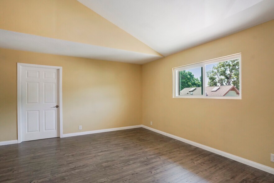 More Photos Of 1001-1003 W Myrtle St, Santa Ana Specialty For Sale