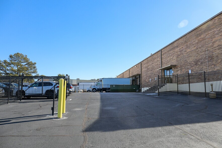 More Photos Of 1585 Roadhaven Dr, Stone Mountain Warehouse For Lease