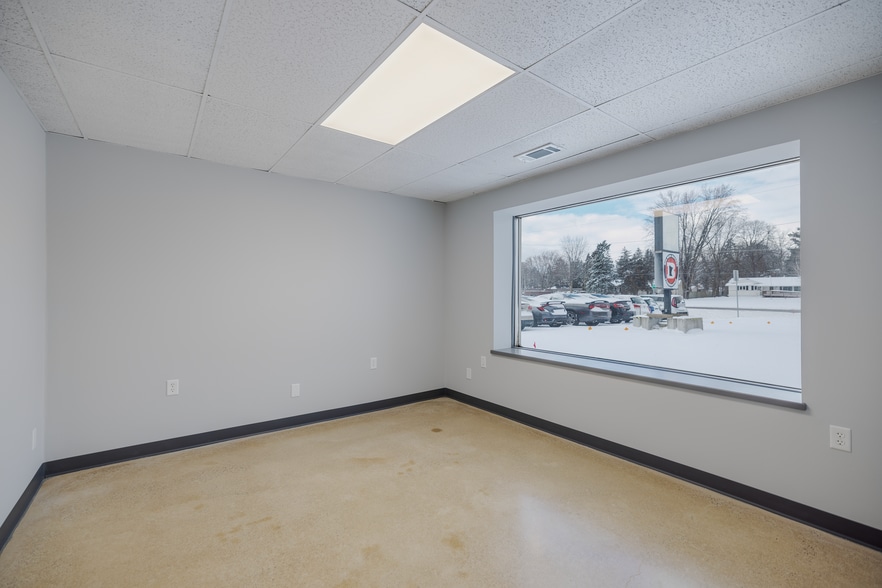 More Photos Of 21034 Chippendale Ave W, Farmington Industrial For Lease