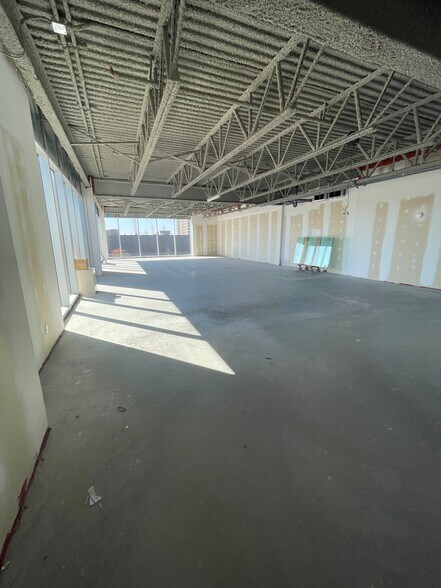 More Photos Of 5965-5995 Boul Des Grandes-Prairies, Saint-leonard Industrial For Lease