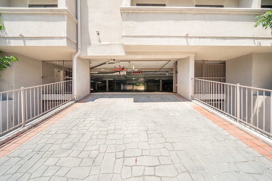 More Photos Of 4651 Cahuenga Blvd, North Hollywood Apartments For Sale