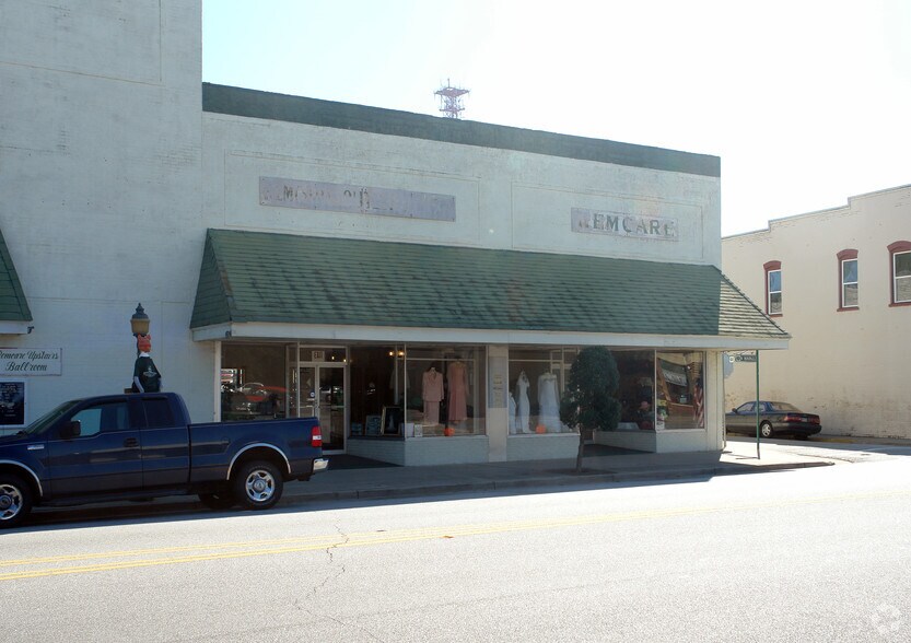 More Photos Of 500-504 N Main St, Marion Storefront For Sale