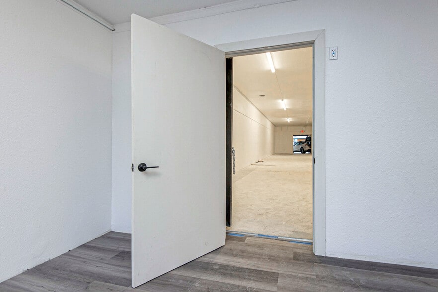 More Photos Of 5557 Cahuenga Blvd, North Hollywood Storefront For Lease