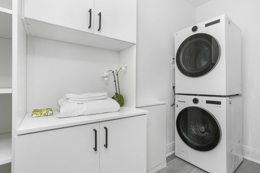 More Photos Of 25 Henry St, Greenwich Apartments For Sale