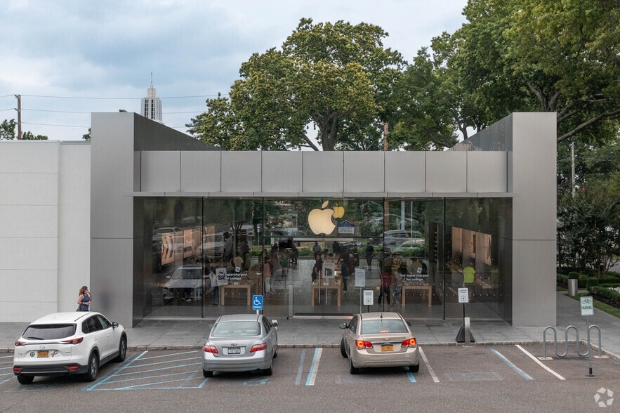 More Photos Of 1900 Northern Blvd, Manhasset General Retail For Lease