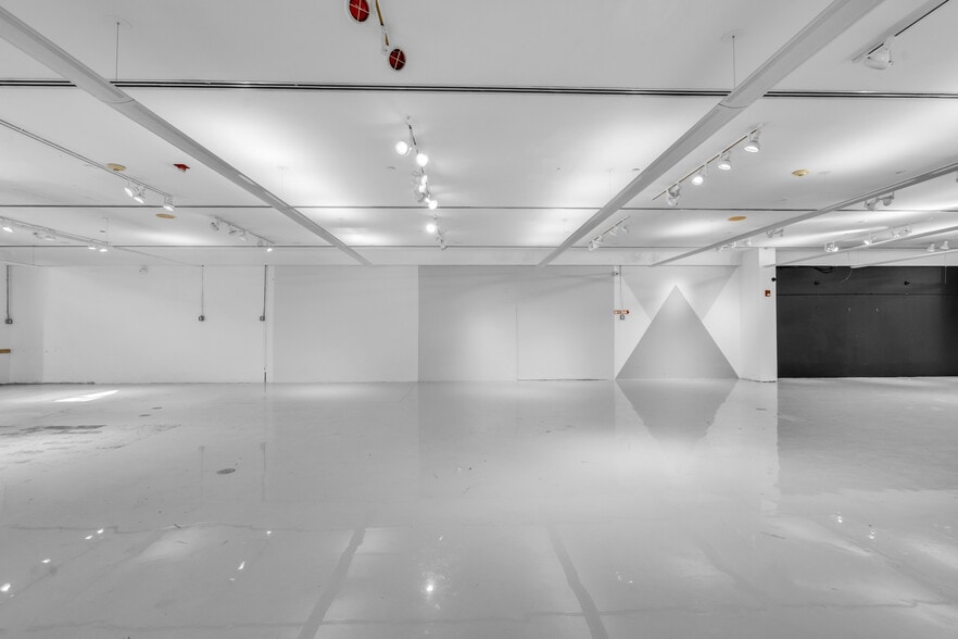 More Photos Of 721 Collins Ave, Miami Beach Storefront For Sale