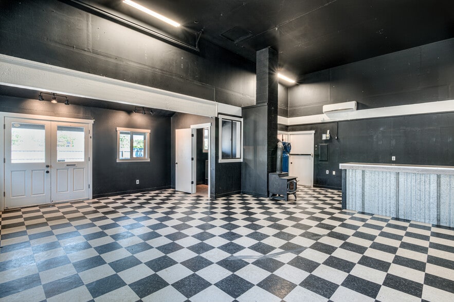 More Photos Of 64661 Bruce Ave, Bend General Retail For Sale