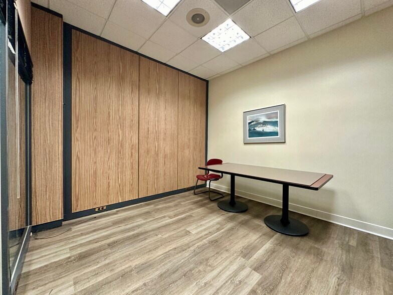 More Photos Of 8 Lester St, Martinsville General Retail For Sale