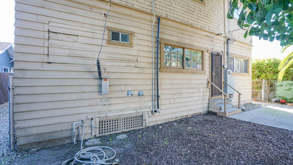 More Photos Of 2617 Jeffries Ave, Los Angeles Apartments For Sale