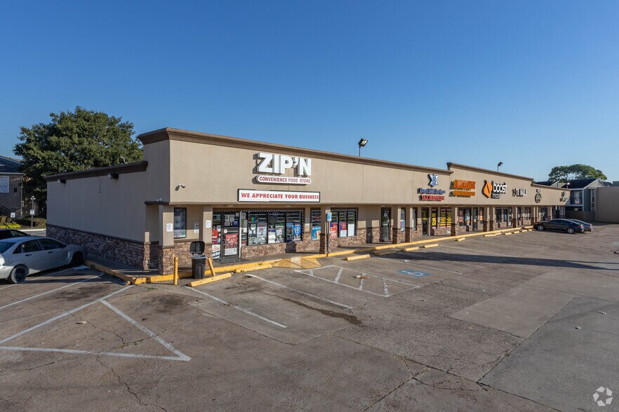 More Photos Of 85 E Edgebrook Dr, Houston Unknown For Lease