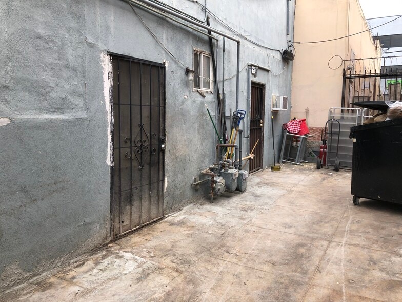 More Photos Of 2808-2814 James M Wood Blvd, Los Angeles Storefront For Lease