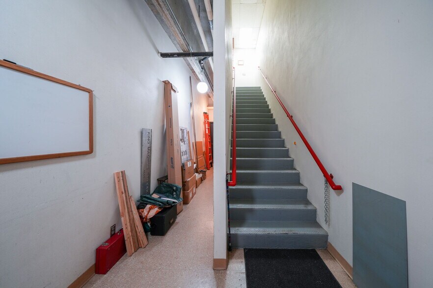 More Photos Of 1555-1557 SE Crystal Lake Dr, Corvallis Warehouse For Lease