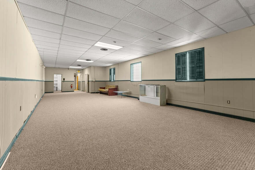 More Photos Of 10531 Wren St, Dearborn Bar For Sale