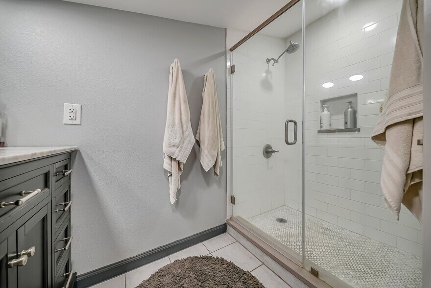 More Photos Of 7817 Hillmont St, Houston Flex For Lease
