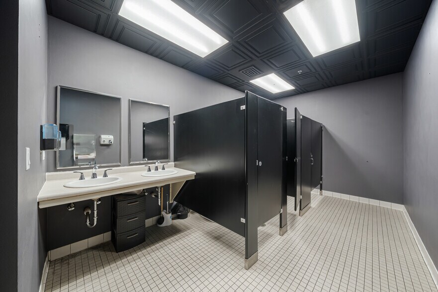 More Photos Of 689 Broadway, Berlin Restaurant For Sale