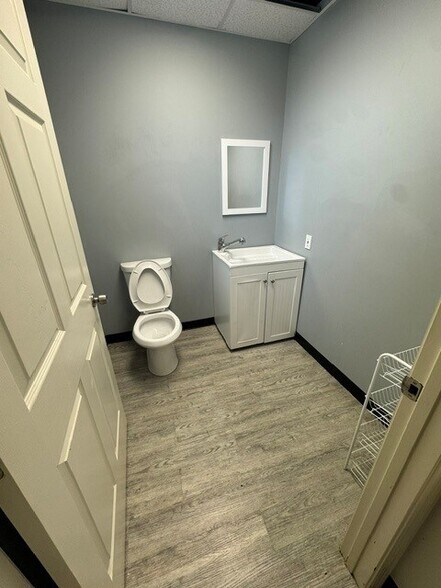 More Photos Of 1870 Midtown Dr, Columbus Flex For Lease
