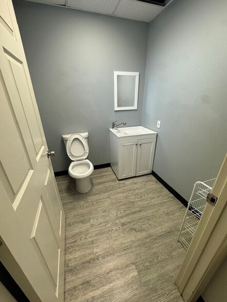 More Photos Of 1870 Midtown Dr, Columbus Flex For Lease
