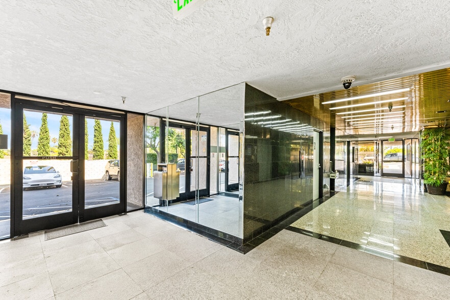 More Photos Of 20422 Beach Blvd, Huntington Beach Office For Sale