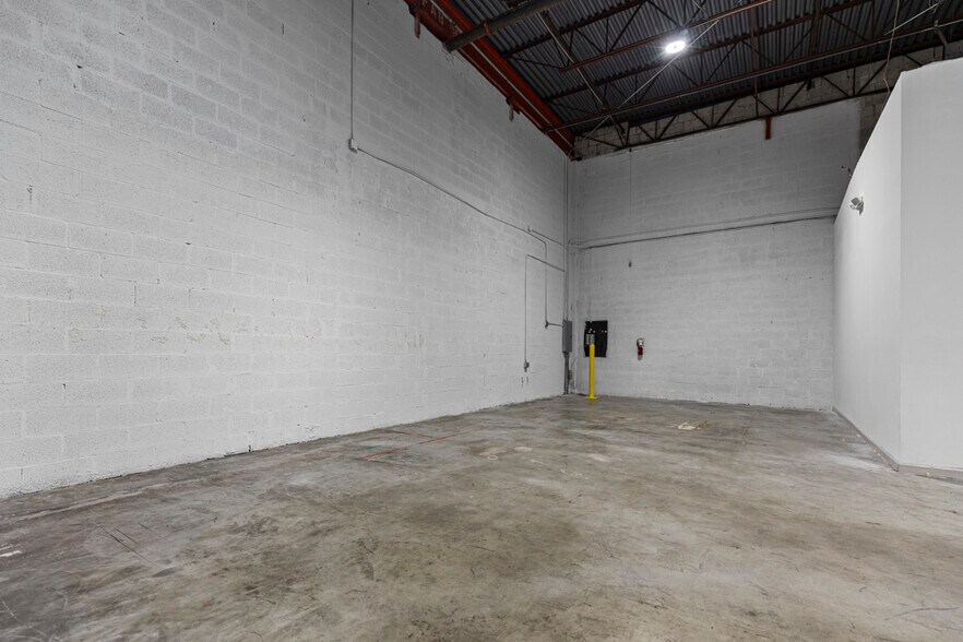 More Photos Of 2101-2163 NW 79th Ave, Doral Warehouse For Lease